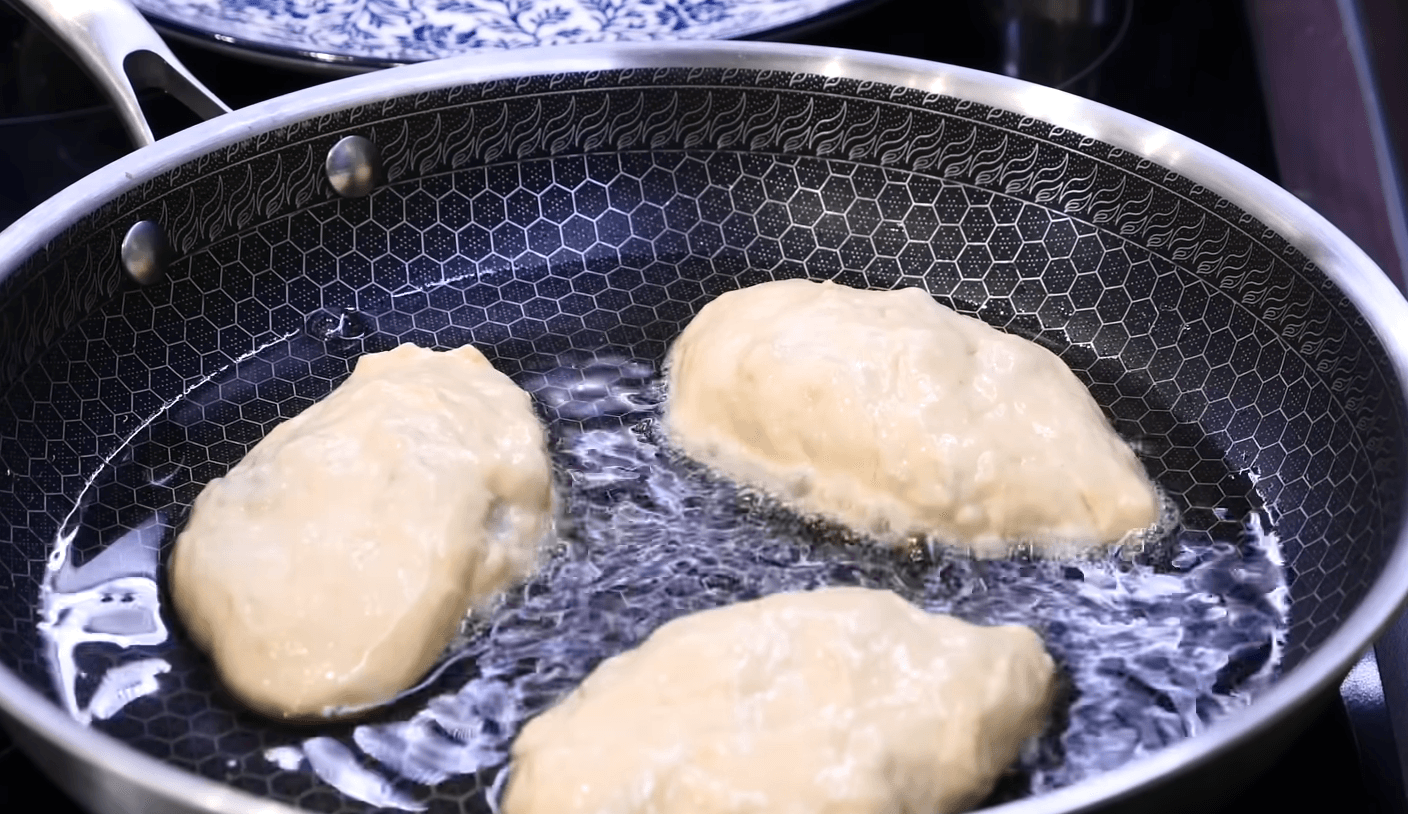 м'ясні пиріжки на сковороді