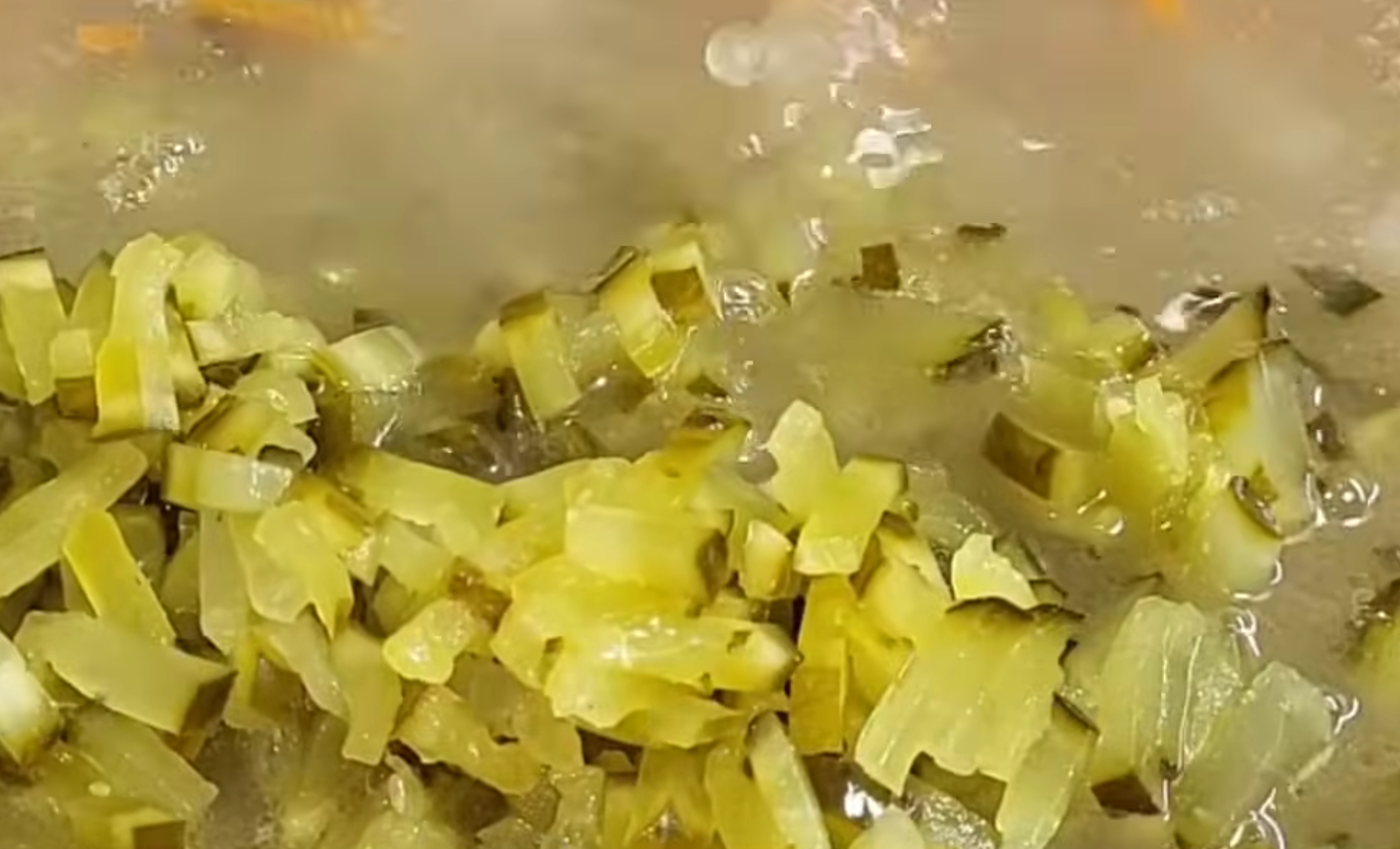 польський огірковий суп