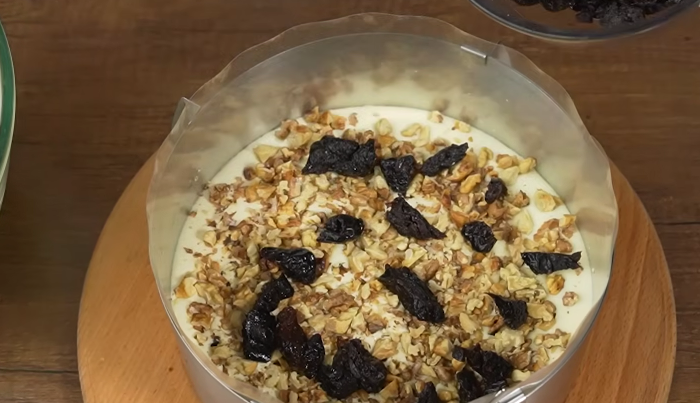 торт з чорносливом і горіхами