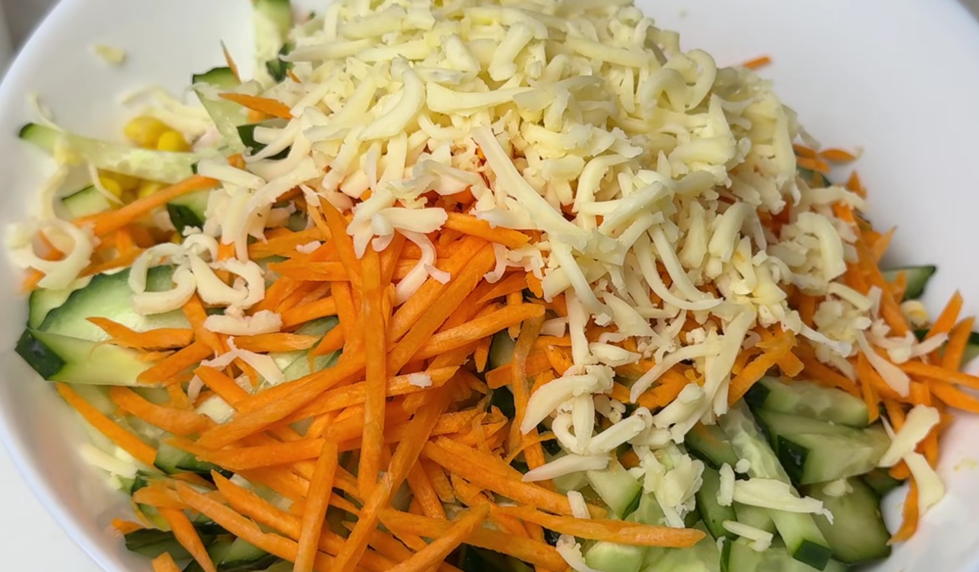 салат з куркою та кукурудзою з сиром
