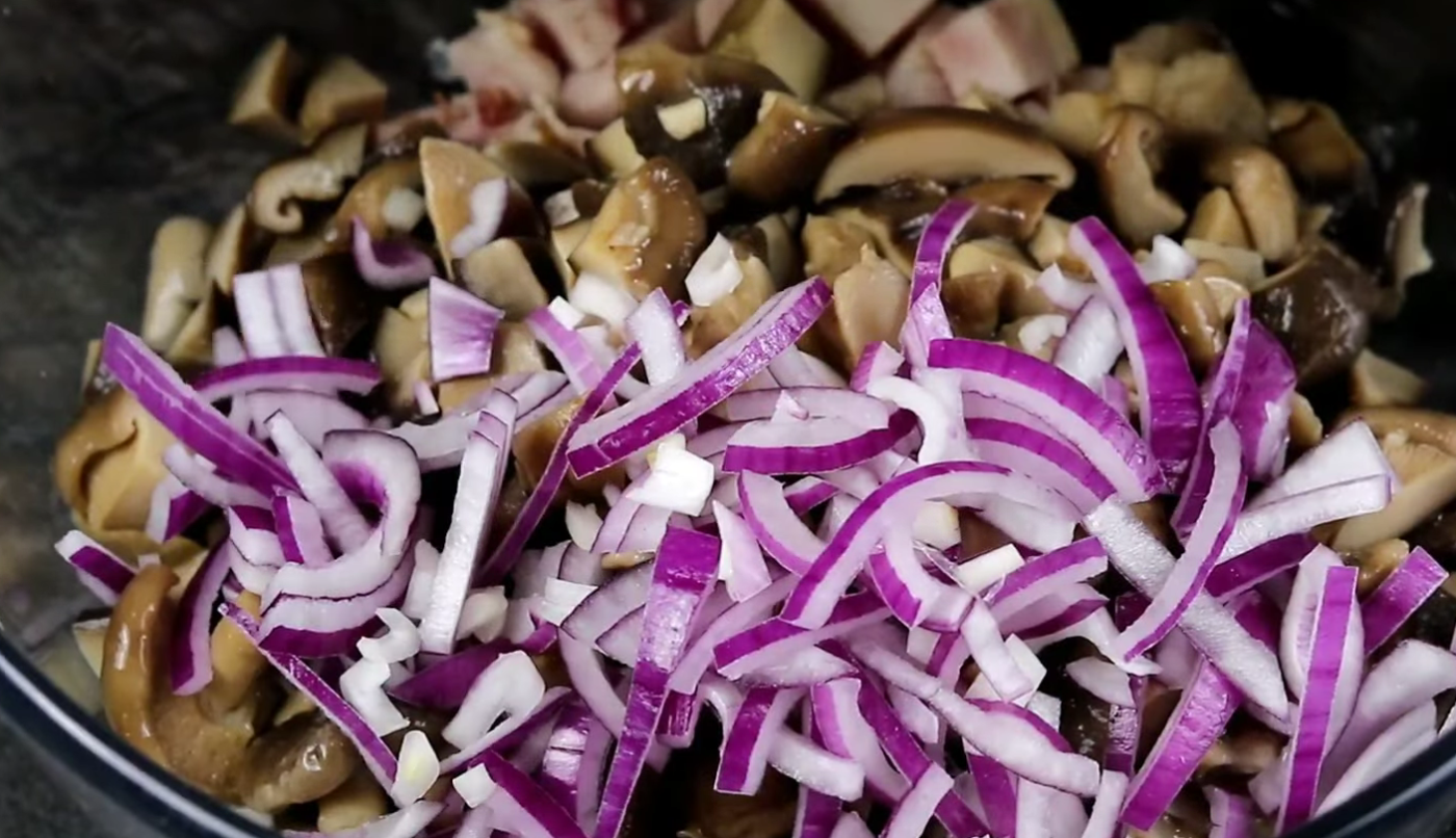 салат з копченою куркою, грибами та квасолею