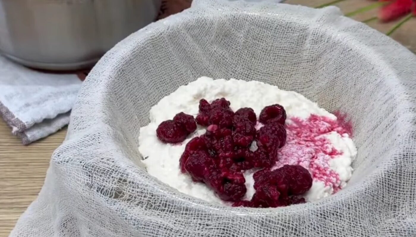 Домашній сир з малиною