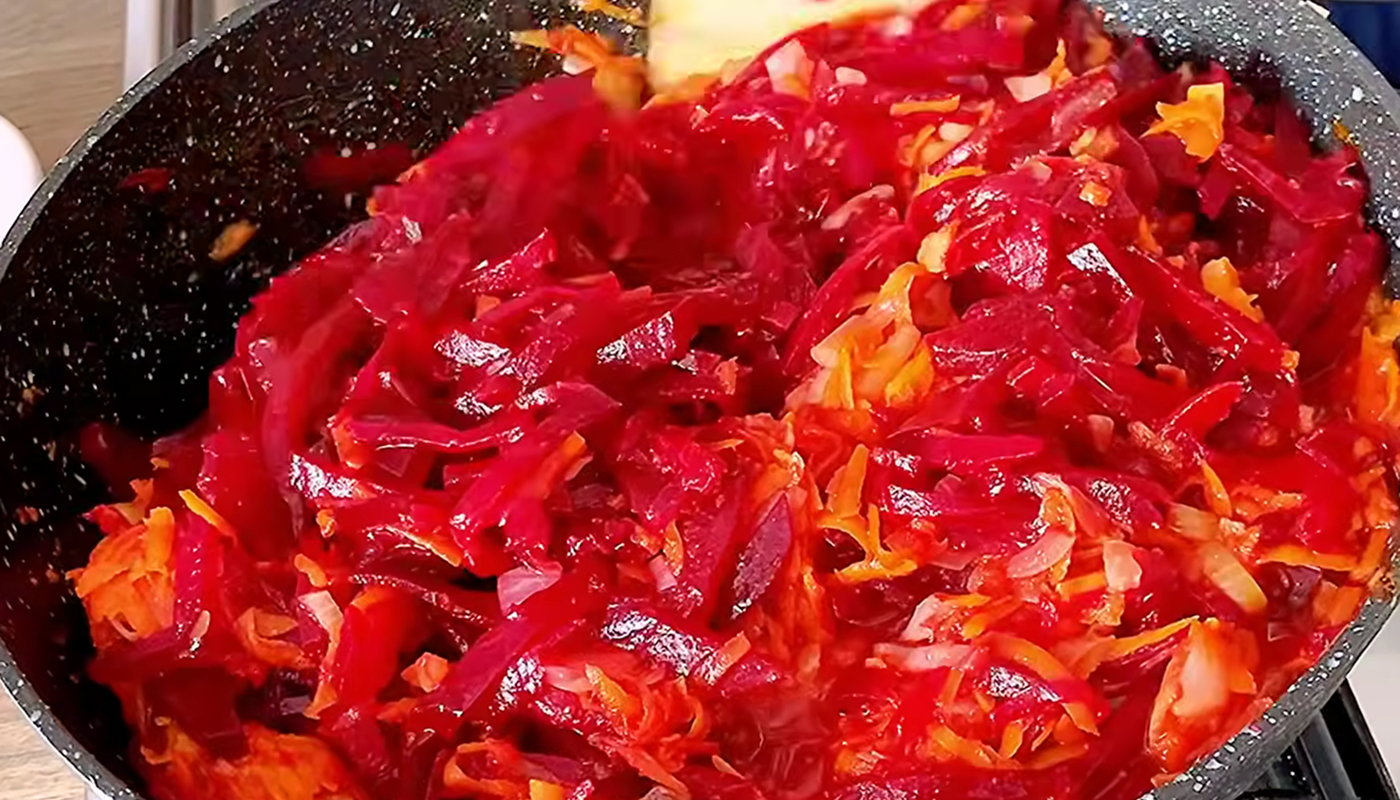 Пісний борщ з квасолею і з димленими сливами