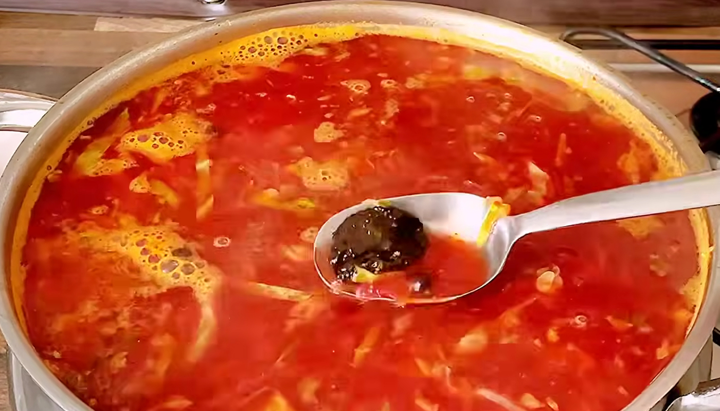 Пісний борщ з квасолею і з димленими сливами
