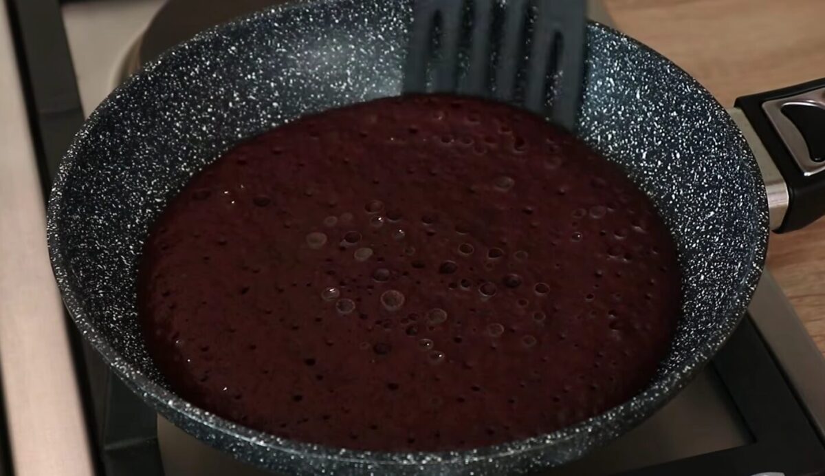 Коржі на сковороді