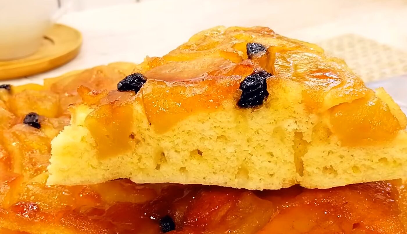 Яблучний пиріг шарлотка на сковороді