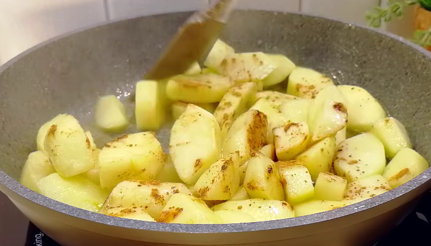 Яблучний пиріг шарлотка на сковороді