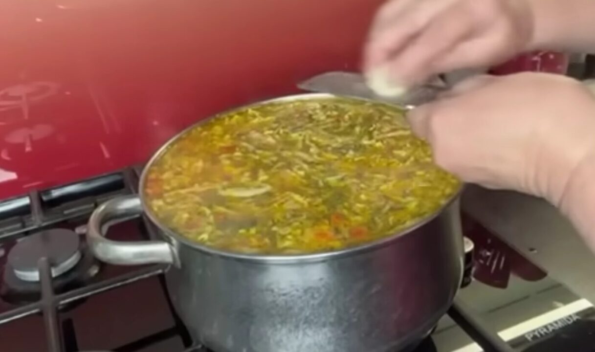 Борщ з капустою і квасолею