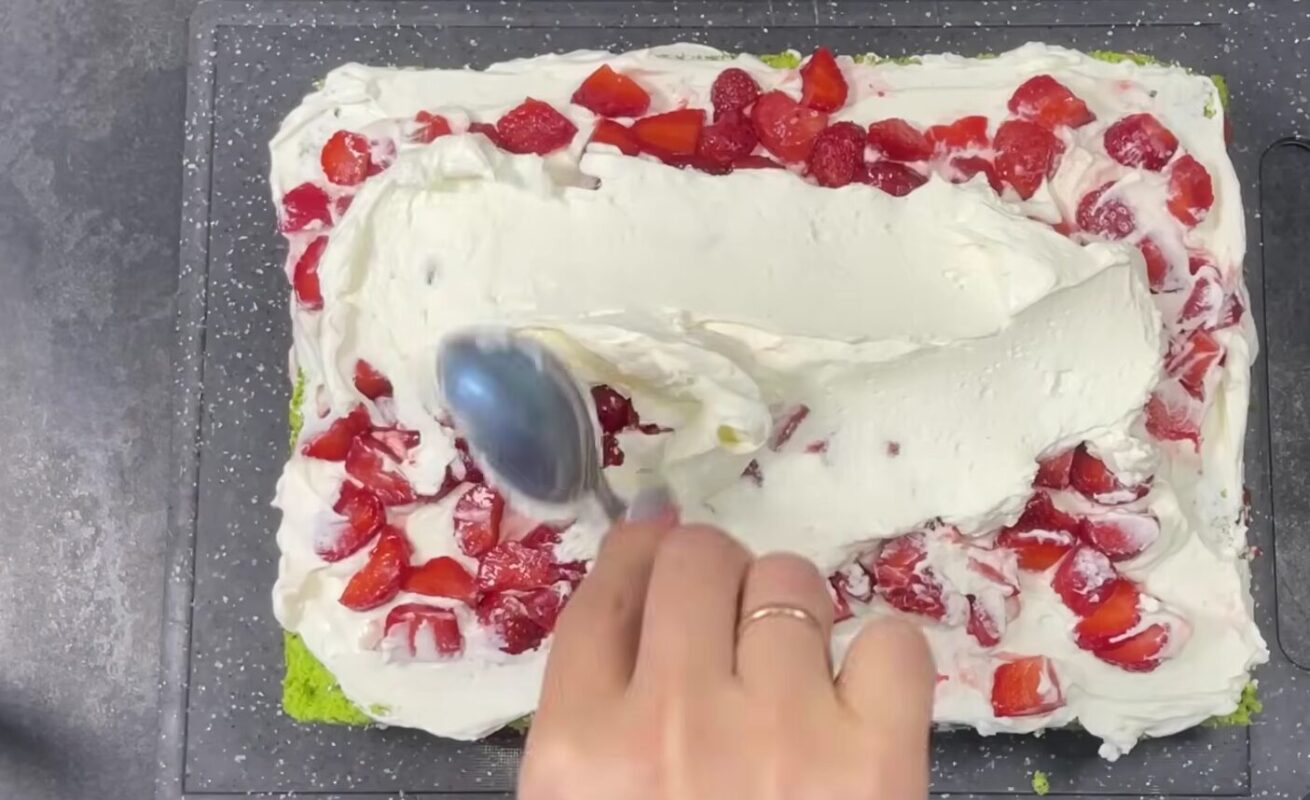 шпинатний пляцок з полуницями