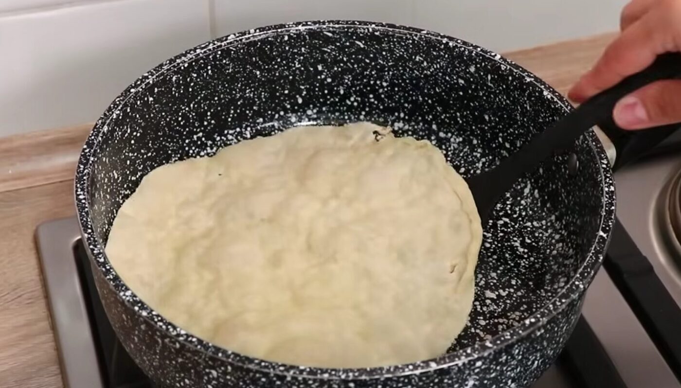 корж на сковороді на наполеон