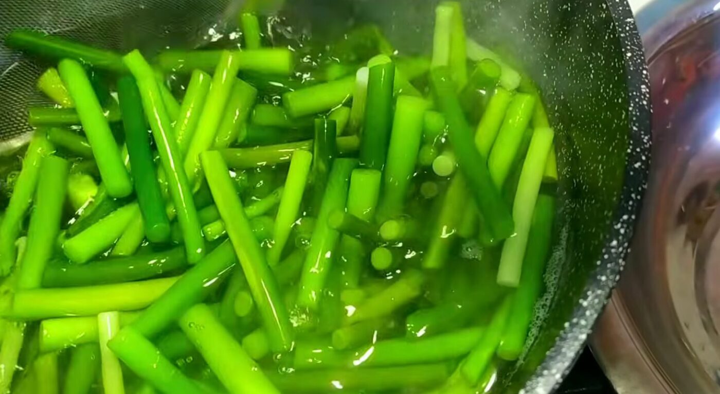 мариновані часникові стрілки на зиму