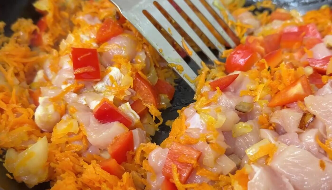 кабачки з куркою і овочами
