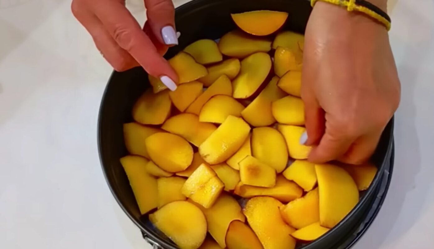 літня шарлотка з нектаринами