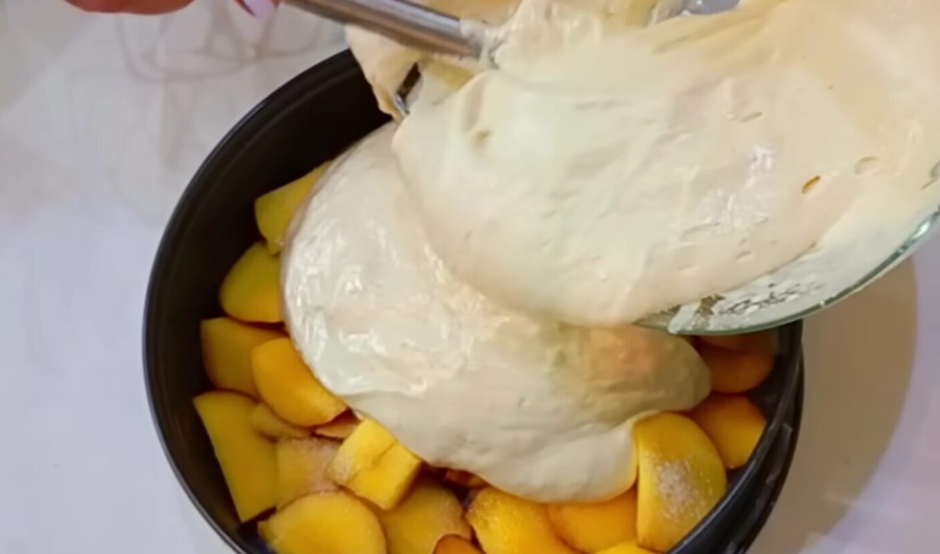 літня шарлотка з нектаринами